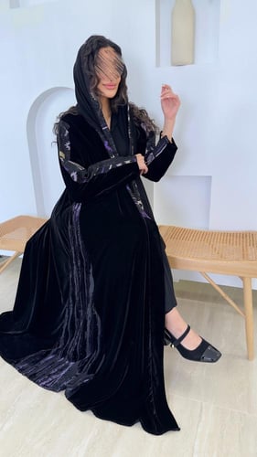 تشكيلة شتاء 2026 - عباية عذار بقماش مخمل كوري مع ت...