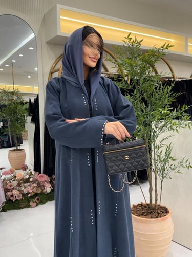 عباية سيرين بقماش جوخ مزين بكرستال تيفاني