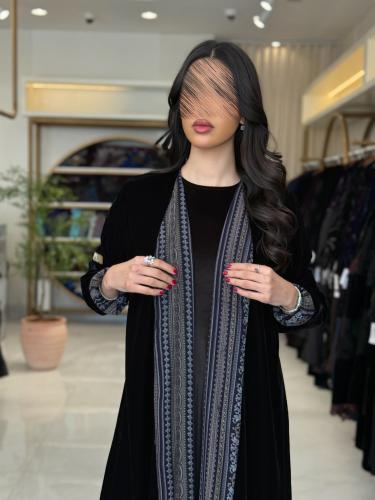 عباية نيفين بقماش مخمل كوري تدخيلات كشميري دبل فيس...