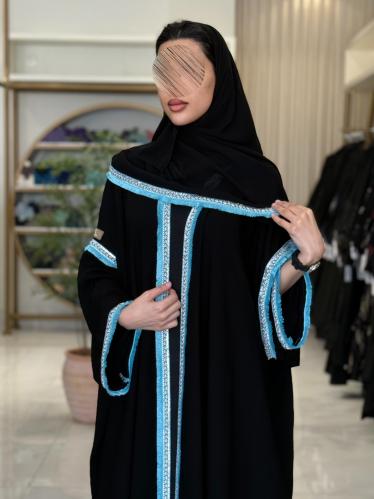 عباية شغف بقماش كريب ملكي مزين بكلفه هدب سماوي