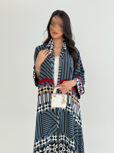 عباية يسمى بقماش شيفون برسم مبطن رصاصي