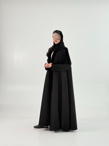 عباية فخر بقماش جاكار تدخيلات مخمل اسود دبل كلوش