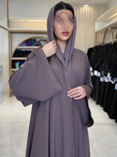 عباية نزهه بقماش كريب اوكراني بتطريز ناعم لحمي