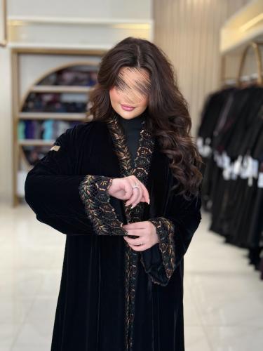 عباية غدق بقماش مخمل كوري مزين بكلفه بني