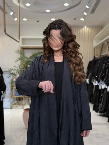 عباية توكل بقماش حرير تركي فويل مزين بقيطان رمادي...