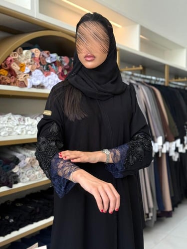 عباية نونان بقماش كريب رموش مزينه بدانتل وشك بالكم...