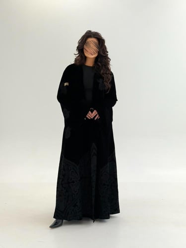 عباية رفيده بقماش مخمل كوري بتطريز هاري