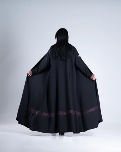 عباية لارا بقماش كرز مزين بدانتل عودي