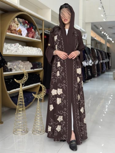 عباية مناير بقماش كريب ويفر مطرز بني