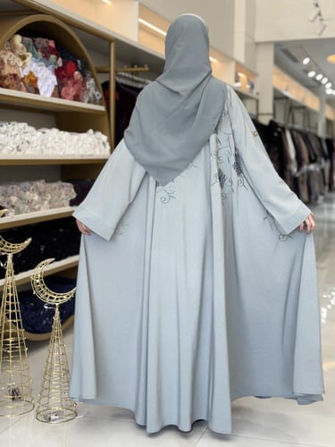 عباية مناير بقماش كريب ويفر مطرز سماوي
