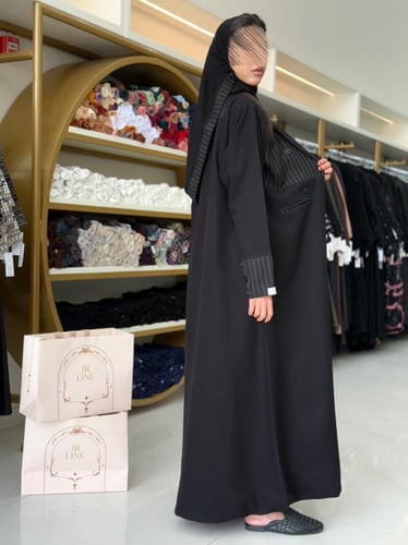 عباية هاليا كريب الاناقة مع كريب مقلم اسود