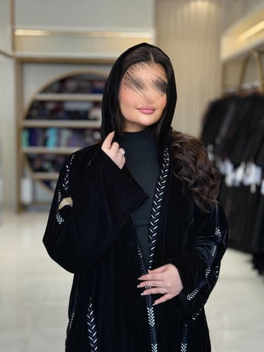 عباية دنيا بقماش مخمل كوري بتطريز