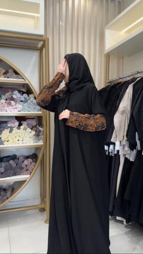 عباية علو بقماش كريب ملكي تدخيلات دانتل عسلي