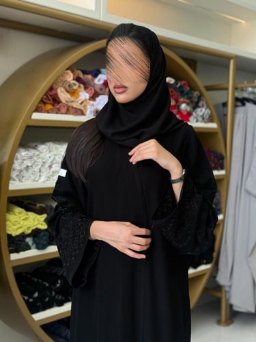 عباية علياء بقماش كريب ملكي تطريز ناعم بالكم 2