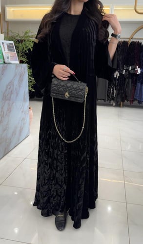 عباية ماليا بقماش مخمل كوري بكسرات 3D اسود كم وسيع