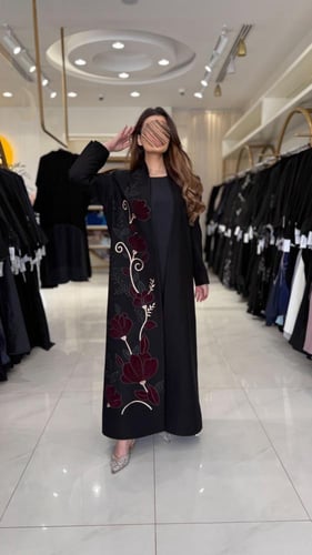 عباية مناهل بقماش كريب الاناقة بتطريز ورود