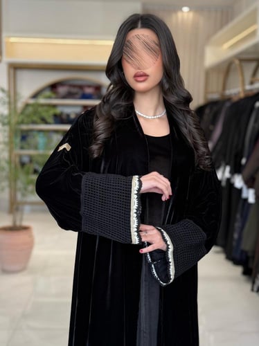 عباية لومي بقماش مخمل كوري كريشه بالكم اسود