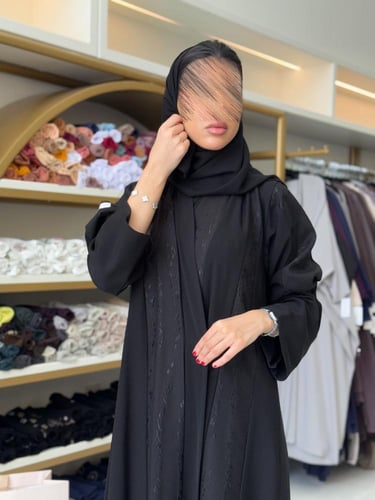 عباية رتين بقماش كريب كوبرا تدخيلات كريب مطرز اسود