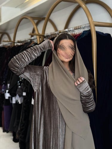 عباية فله بقماش مخمل استرتش كرمشه بالكم وفتحه اصبع...