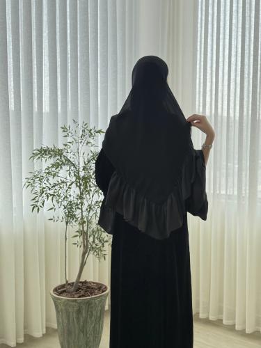 عباية مادلي بقماش مخمل كوري مزين بكسرات حرير اسود