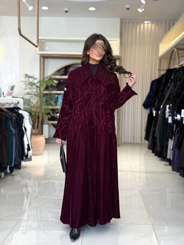 عباية لبنى بقماش مخمل كوري مطرز مزين بفصوص عنابي