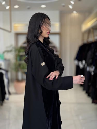 عباية سمو بقماش مخمل تدخيلات كريب الاناقه اسود