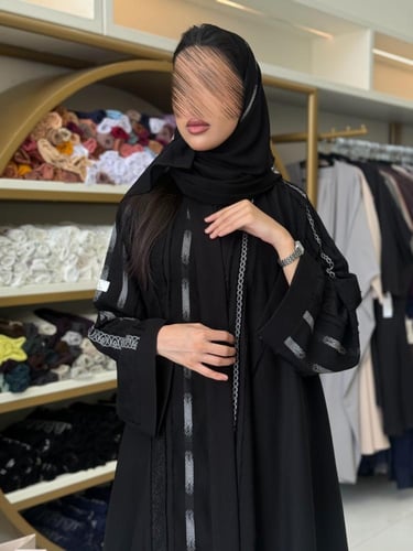 عباية غلا بقماش كريب الاناقه مع شاكيرا مقلم