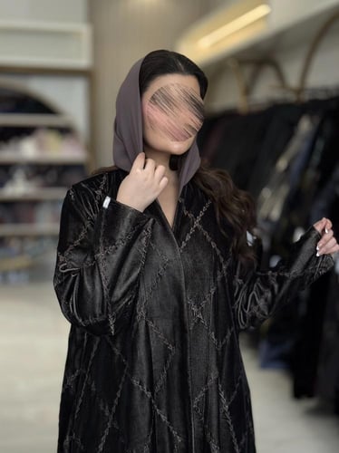عباية آراء بقماش مخمل بتطريز بيج