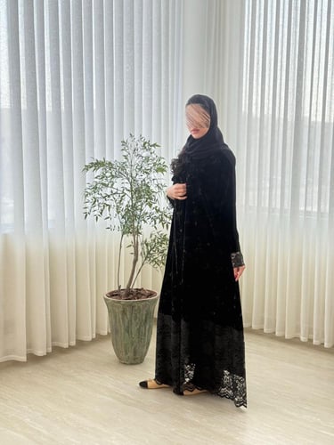 عباية غفران بقماش مخمل كوري مع دانتل برسم اسود مع...