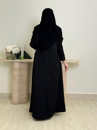 بليزر | عباية انوف بقماش كريب ايطالي مع شيفون منقط...