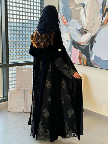 تشكيلة شتاء 2024 - عباية غادين بقماش مخمل دانتيل ف...