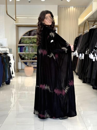 عباية إشراق بقماش مخمل كوري اسود باتطريز عنابي