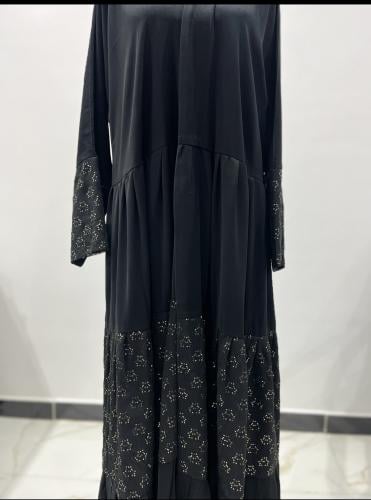 عباية روزان بقماش كريب ملكي تدخيلات شيفون مطرز