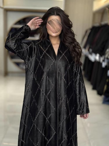 عباية آراء بقماش مخمل بتطريز بيج