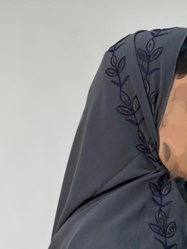 رمادي فاتح تطريز كحلي