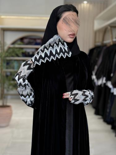 عباية ايلين بقماش مخمل كوري مع دانتل بالكم اسود