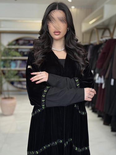 عباية هيم بقماش مخمل كوري طبقات بكلفه زيتي