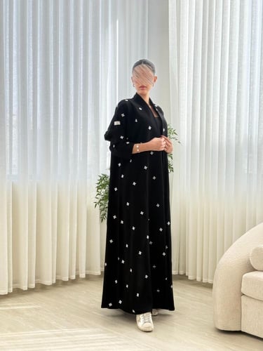 عباية رباب بقماش كريب الابداع مطرز ابيض