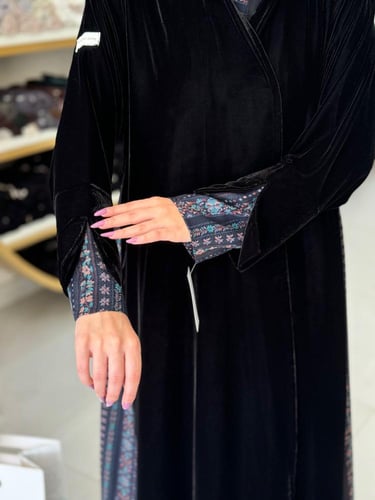 تشكيلة شتاء 2006 - عباية جود كلوش بقماش مخمل تدخيل...