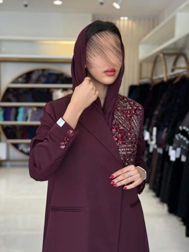 عباية مناهل بقماش كريب ايطالي بتطريز عنابي