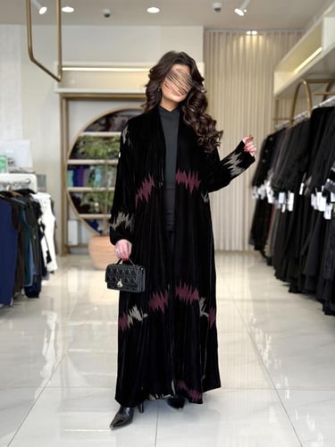 عباية إشراق بقماش مخمل كوري اسود باتطريز عنابي