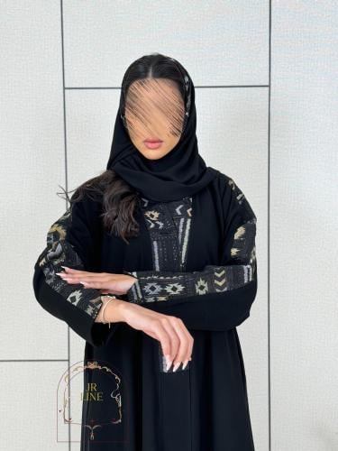 عباية نجد بقماش كريب ملكي تدخيلات روكاما مطرز اخضر