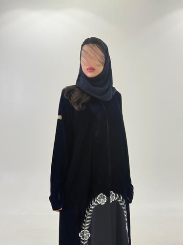 عباية الماس بقماش مخمل كوري بتطريز ورود كحلي (فتحة...
