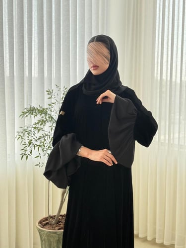 عباية مادلي بقماش مخمل كوري مزين بكسرات حرير اسود
