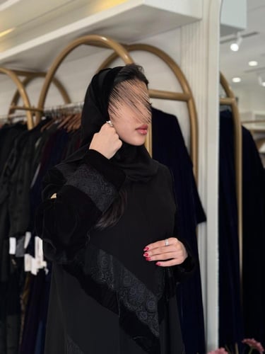 عباية نهله بقماش كريب الابداع بلمسات مخمل مع دانتل