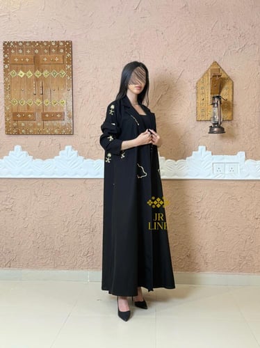 عباية عزة بقماش كريب الاناقة بتطريز ذهبي بياقة