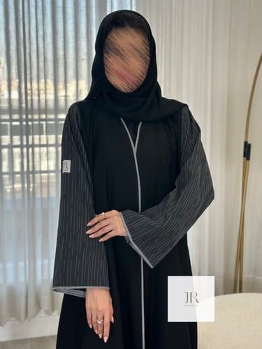 عباية عذوب l بقماش جاكار وكريب بلاك - اكمام رمادي