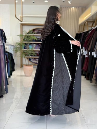 عباية سرور بقماش مخمل تدخيلات جاكار مزين بكلفه