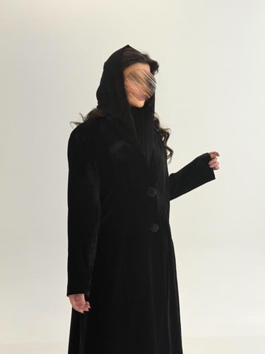 بليزر | عباية سوسن بقماش مخمل كوري مبطن مزين بازره