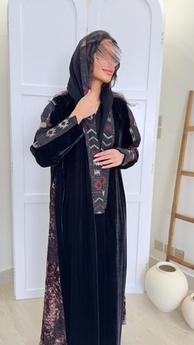 تشكيلة شتاء 2026 - عباية عذار بقماش مخمل كوري مع ت...